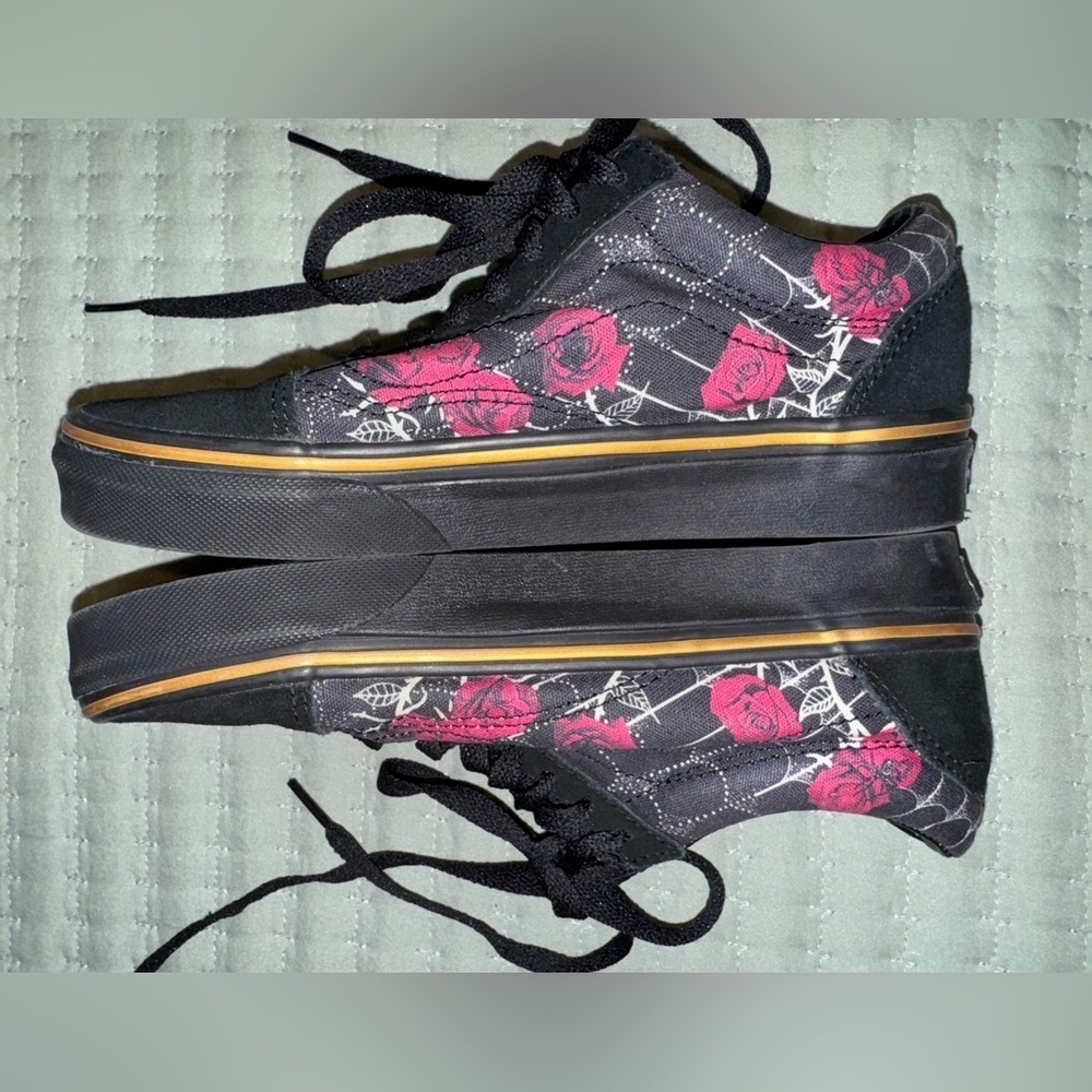 Vans Old Skool Black Spider Roses size 4 mens 5.5 women’s sneakersVGUC worn once